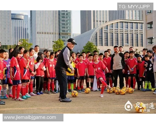 球场英姿尽显足球帅星风采，激情与技术并存的完美演绎