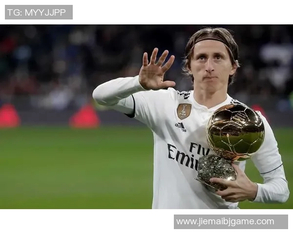 球星西装走秀与足球赛场完美结合展现时尚与运动的双重魅力