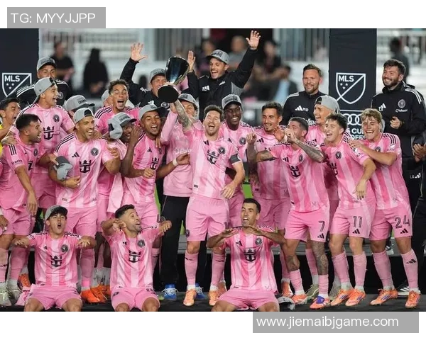 球星驾车闯入足球赛场引热议 意外瞬间成为全场焦点 球星驾车闯入足球赛场引热议 意外瞬间成为全场焦点