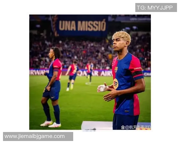 足球球星的手部魅力与球场风采融合展现